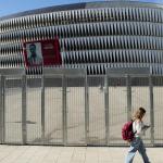 Cierre del perímetro en la explanada de San Mamés con vistas a un partido de alto riesgo. / MIGUEL ACERA