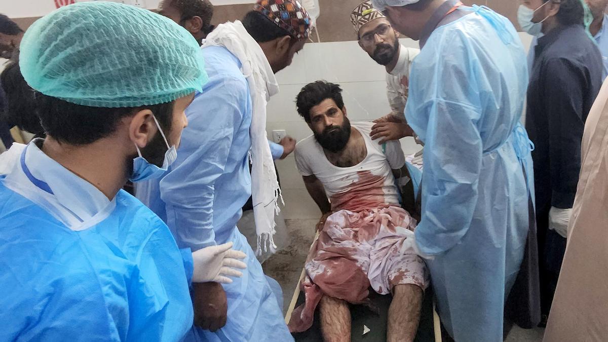 Un hombre recibe tratamientos en el hospital de Quetta, en Pakistán, tras la explosión en una mezquita en Mastung