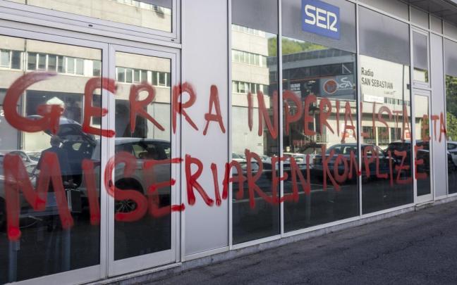 Pintadas en la sede de la cadena SER en Donostia.