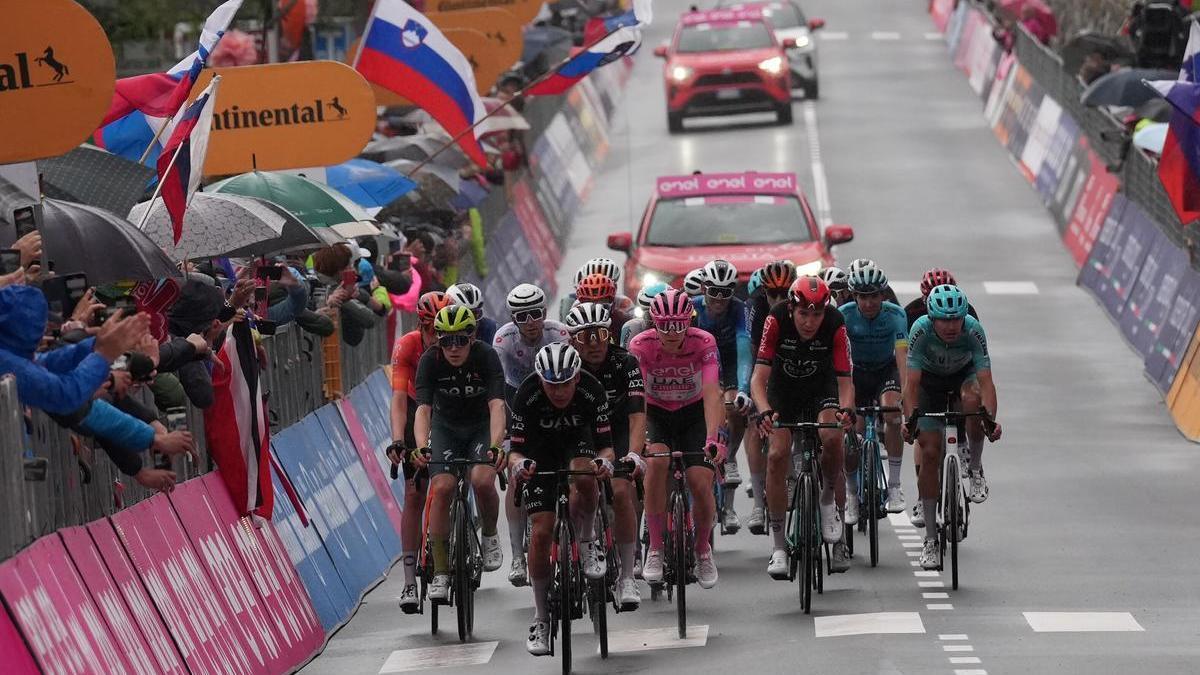 Pogacar y el grupo de favoritos, con calma.