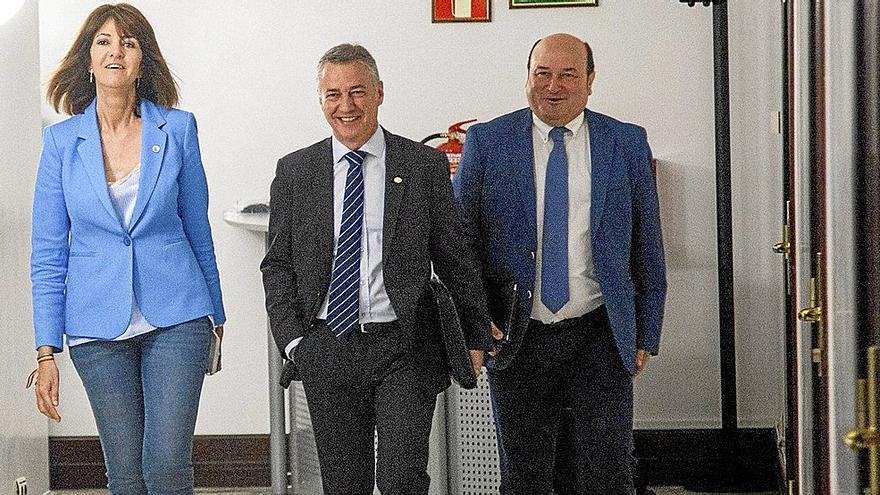 La exlíder del PSE, Idoia Mendia, con Iñigo Urkullu y Andoni Ortuzar durante las negociaciones en 2018 para el acuerdo PNV-PSE. | FOTO: JORGE MUÑOZ