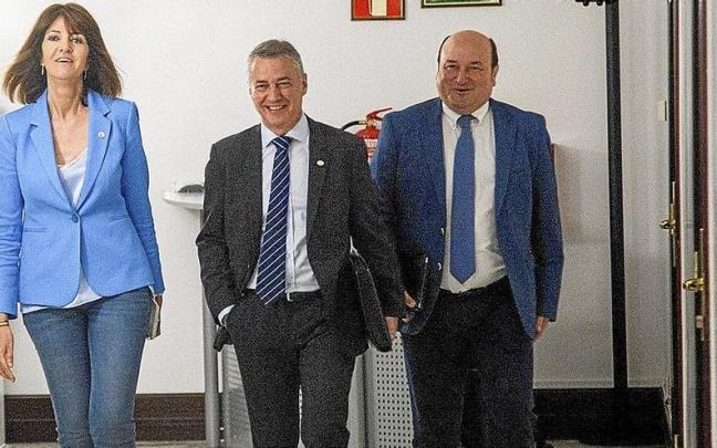 La exlíder del PSE, Idoia Mendia, con Iñigo Urkullu y Andoni Ortuzar durante las negociaciones en 2018 para el acuerdo PNV-PSE. | FOTO: JORGE MUÑOZ La exlíder del PSE, Idoia Mendia, con Iñigo Urkullu y Andoni Ortuzar durante las negociaciones en 2018 para el acuerdo PNV-PSE. | FOTO: JORGE MUÑOZ