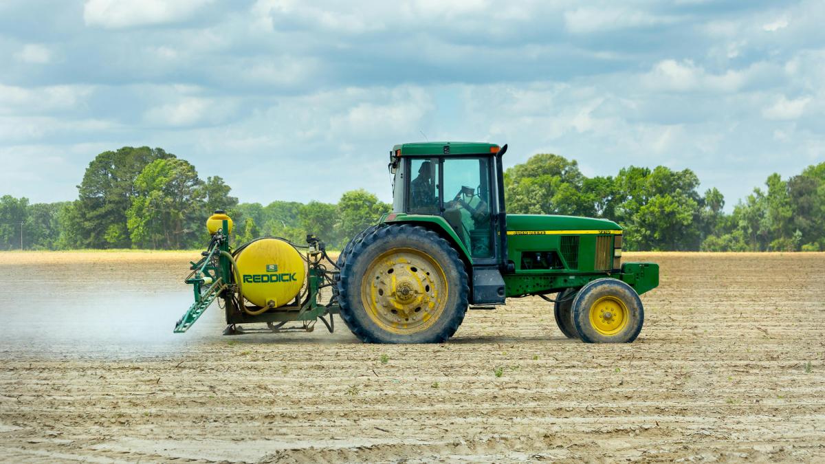 Un tractor realiza trabajos en Navarra. Foto: Gobierno de Navarra