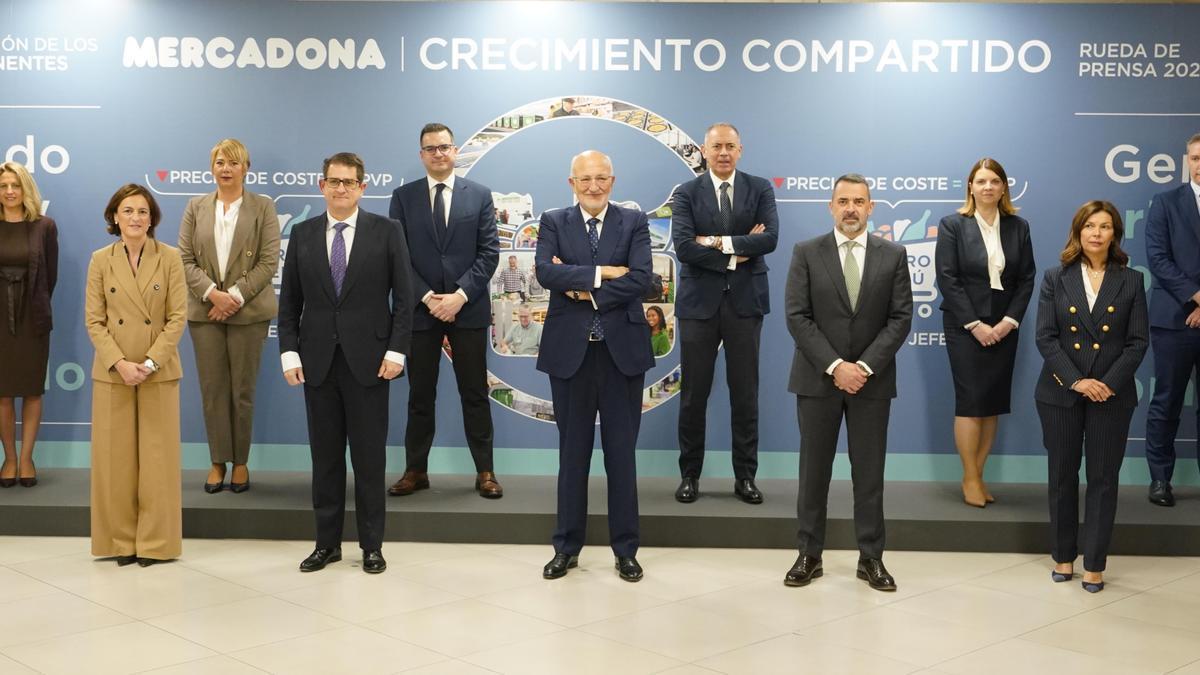 Juan Roig y miembros del Comité de Dirección de Mercadona en el Centro de Coinnovación del Jarro en Paterna, Valencia.