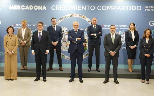 Juan Roig y miembros del Comité de Dirección de Mercadona en el Centro de Coinnovación del Jarro en Paterna, Valencia. Juan Roig y miembros del Comité de Dirección de Mercadona en el Centro de Coinnovación del Jarro en Paterna, Valencia.