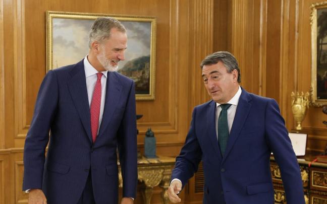 El monarca español recibió por la tarde en su despacho al portavoz del PNV en el Congreso de los Diputados, Aitor Esteban.