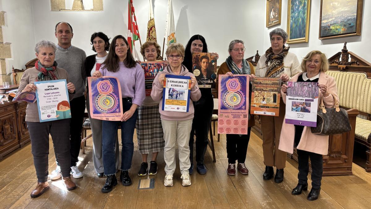 Igor Enparan, Estitxu Urtizberea, Tamara Sastre y Tzane Carrillo junto a otras integrantes de Emeki.