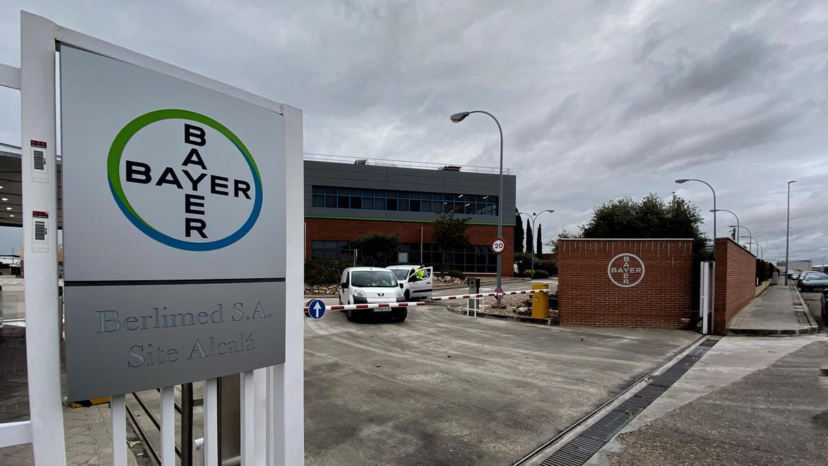 Entrada a la sede de Bayer, compañía químico-farmacéutica alemana, en Alcalá de Henares.