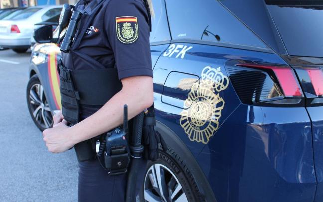 Imagen de una agente y de un coche patrulla de la Policía Nacional / E.P. Imagen de una agente y de un coche patrulla de la Policía Nacional