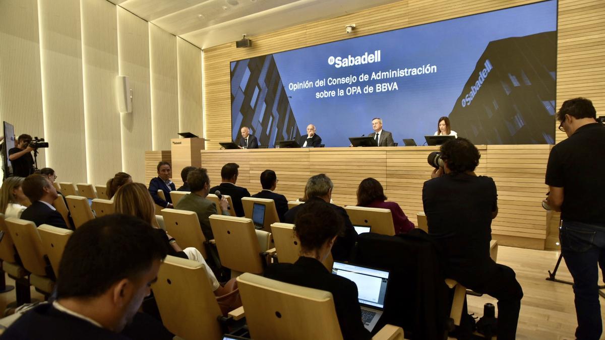 El presidente de Banco Sabadell, Josep Oliu; el consejero delegado César González-Bueno y el director financiero, Sergio Palavecino, durante una rueda de prensa, a 12 de septiembre de 2025, en Sant Cugat del Vallès.