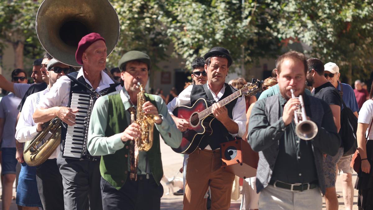 Euskorleans puso el broche a Agorra Fest con un animado pasacalle el mediodía del domingo.