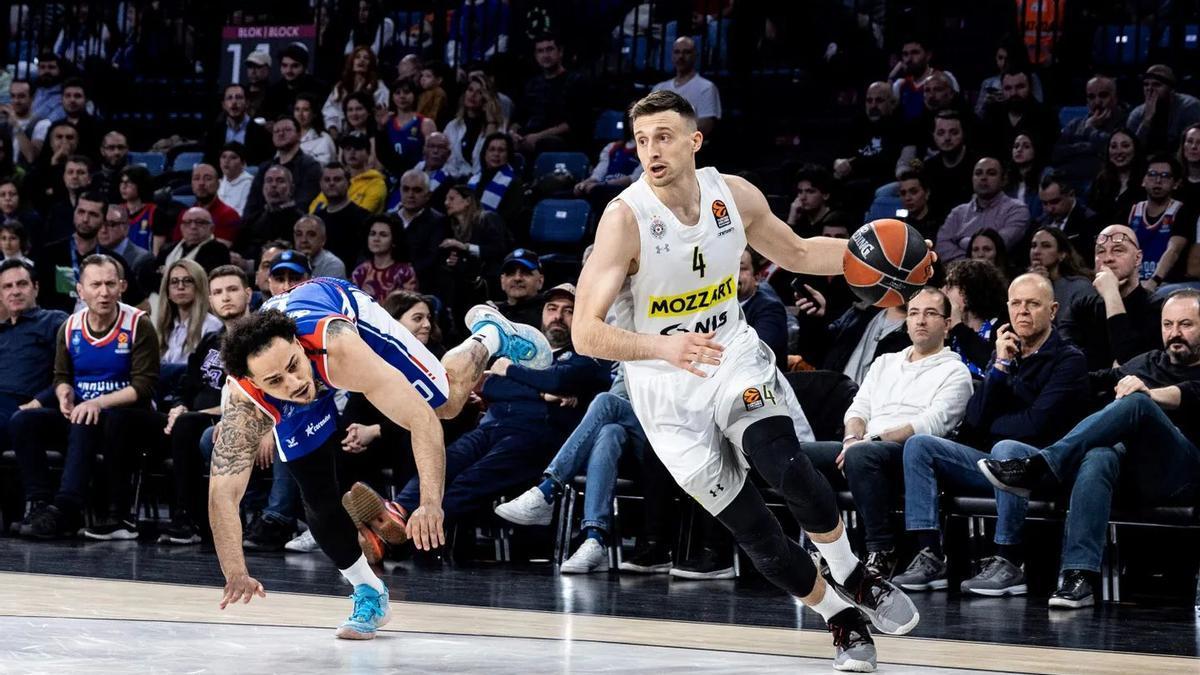 Larkin intenta mantener el equilibrio tras un quiebro de Avramovic durante el Efes-Partizan de ayer