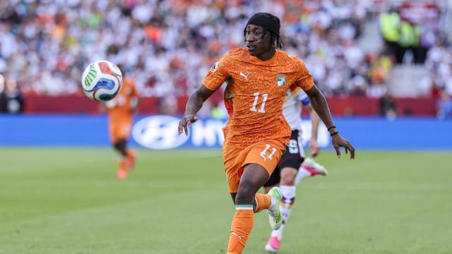 Diomande en un partido con su selección.