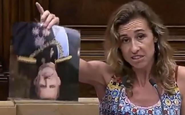 La parlamentaria de la CUP Laia Estrada muestra una foto boca abajo de Felipe VI antes de romperla.