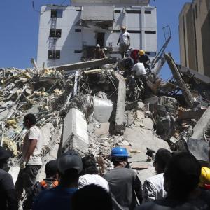 En imágenes: un terremoto de magnitud 7,4 sacude Colombia