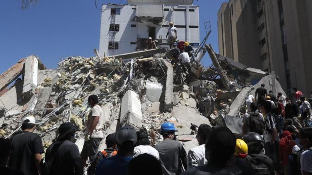 En imágenes: un terremoto de magnitud 7,4 sacude Colombia