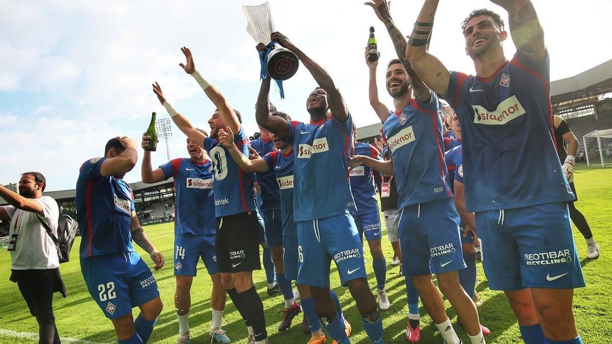 Los jugadadores del Amorebieta celebran la conquista del título de Primera RFEF en Ferrol