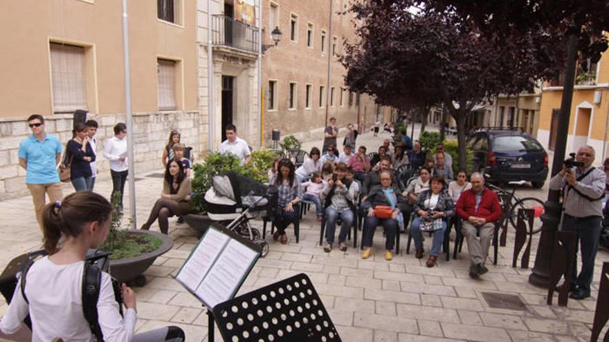 Alumnos de la escuela de música Fernando Remacha tocando en la calle.