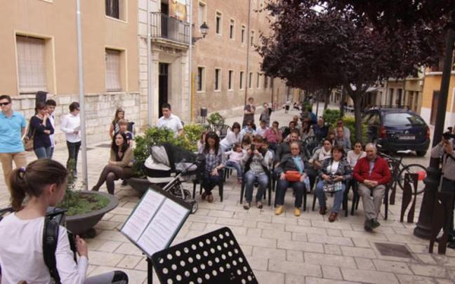Alumnos de la escuela de música Fernando Remacha tocando en la calle. Alumnos de la escuela de música Fernando Remacha tocando en la calle.
