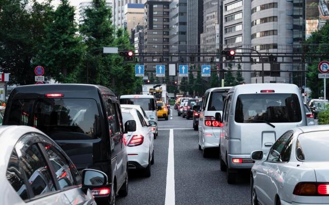 Tráfico denso en el centro de una ciudad.