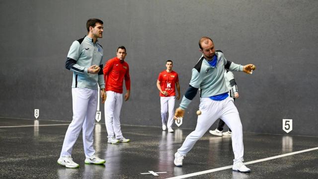 Jaka-Iztueta y Elordi-Zabaleta eligen material para la segunda jornada de la liguilla de semifinales del Campeonato de Parejas en el Atano III de Donostia.
