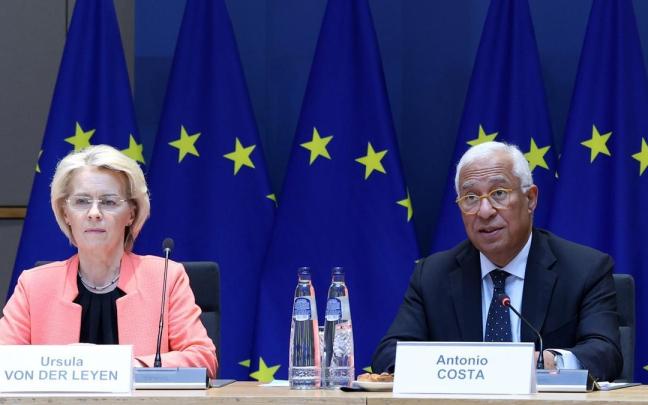 La presidenta de la Comisión Europea, Ursula von der Leyen, junto al presidente del Consejo Europeo, António Costa.