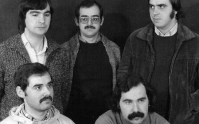 Los cinco miembros de Koska, en una foto promocional del grupo, pionero del rock en euskera en la década de los años 70