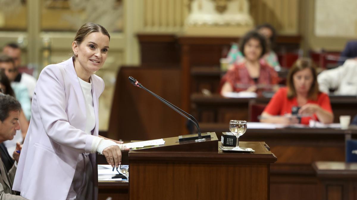La presidenta del PP de las Islas Baleares, Marga Prohens, interviene durante la sesión de investidura.