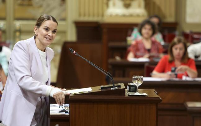 La presidenta del PP de las Islas Baleares, Marga Prohens, interviene durante la sesión de investidura. La presidenta del PP de las Islas Baleares, Marga Prohens, interviene durante la sesión de investidura.