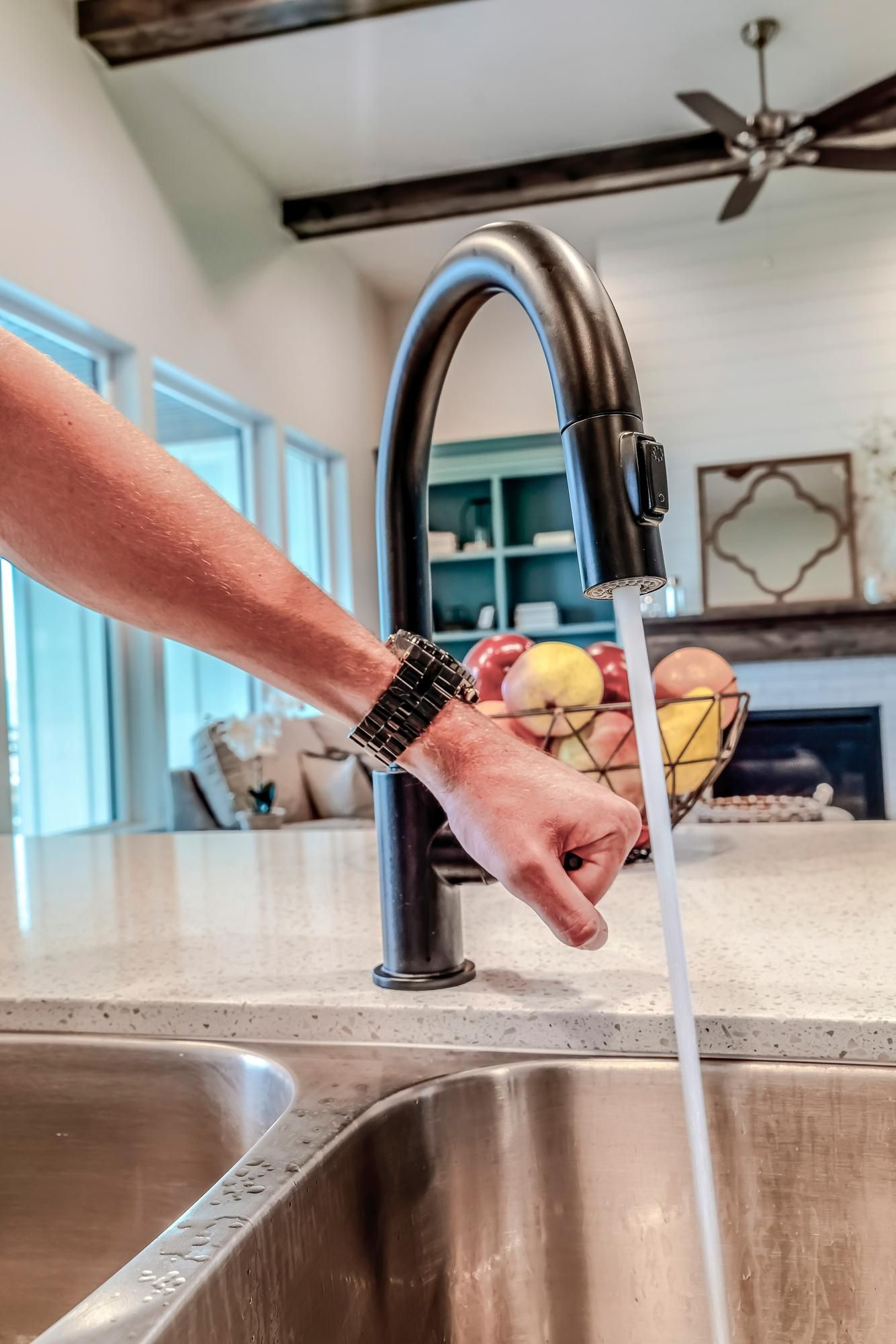 Un hombre comprueba la presión de un grifo en una vivienda.