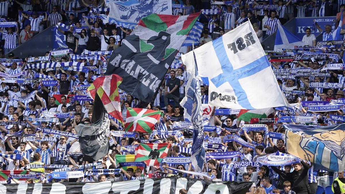  La plantilla de la Real Sociedad agradece a la afición el apoyo de esta temporada. / RUBEN PLAZA