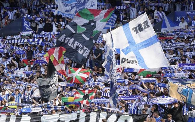  La plantilla de la Real Sociedad agradece a la afición el apoyo de esta temporada. / RUBEN PLAZA