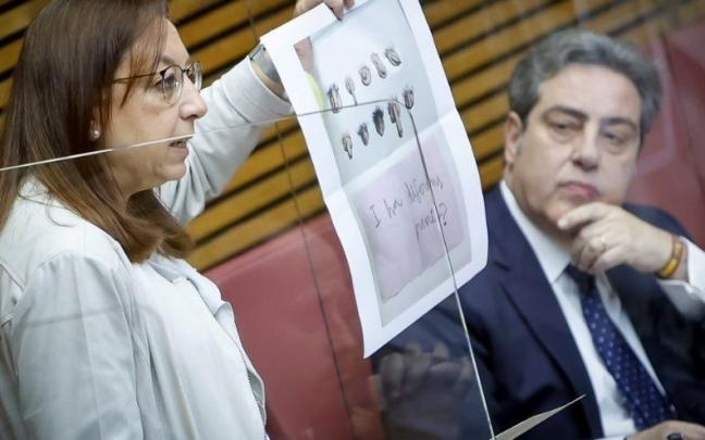 Llanos Massó, protagonizó un sonado momento al denunciar que había en los libros de texto de los colegios se mostraban imágenes de diferentes tipos de penes. Llanos Massó, protagonizó un sonado momento al denunciar que había en los libros de texto de los colegios se mostraban imágenes de diferentes tipos de penes.