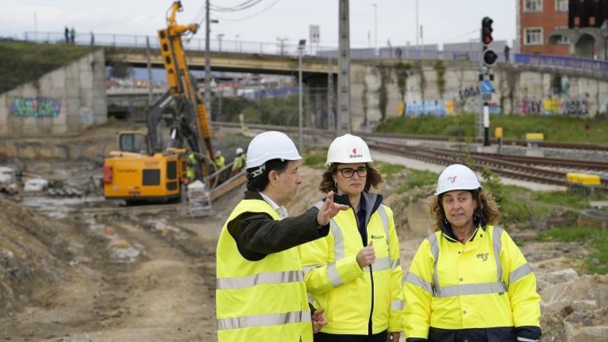 El alcalde de Basauri, la consejera de Movilidad Sostenible y la diputada General de Bizkaia en una visita a las obras en la zona de Sarratu