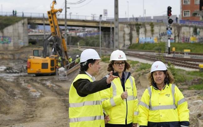 El alcalde de Basauri, la consejera de Movilidad Sostenible y la diputada General de Bizkaia en una visita a las obras en la zona de Sarratu