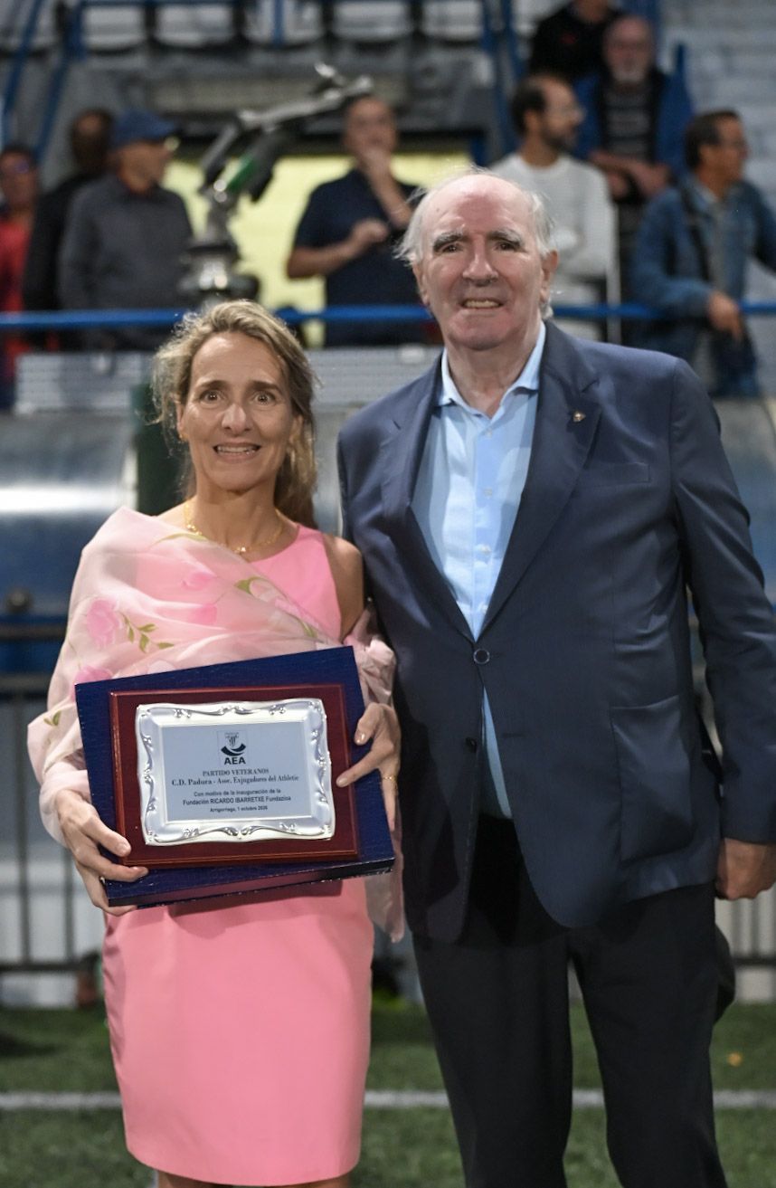 Iribar recibió una placa de reconocimiento de manos de Maite Ibarretxe, presidenta de la Fundación