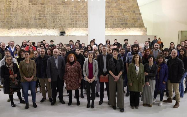 Foto de familia de las/os profesionales del sector audiovisual de Navarra que se reunieron ayer en Baluarte.