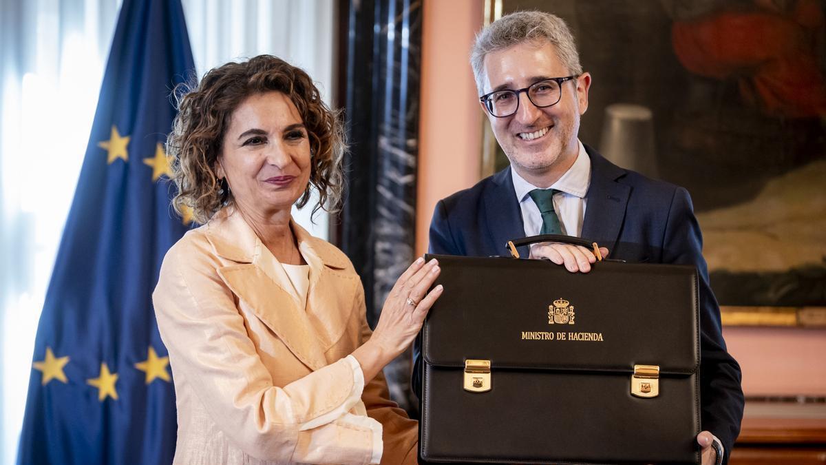 María Jesús Montero, cediendo la cartera del Ministerio de Hacienda a su nuevo titular, Arcadi España.