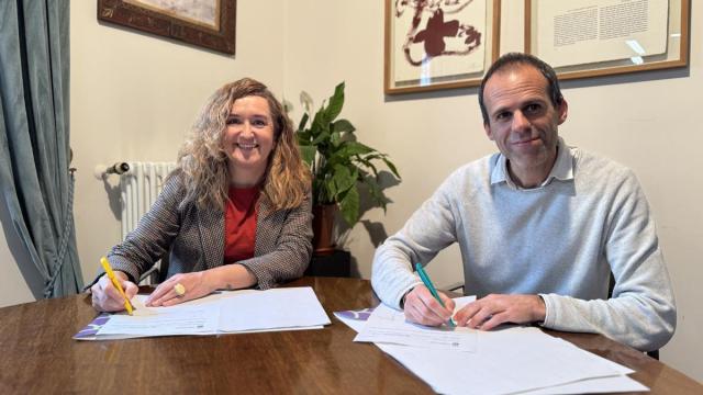 La alcaldesa Maider Morras y Aritz Otxandiano, en representación de Gizabidea, en la firma del acuerdo.