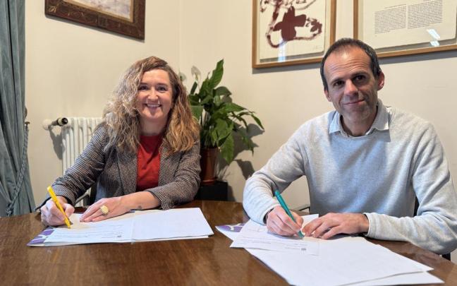 La alcaldesa Maider Morras y Aritz Otxandiano, en representación de Gizabidea, en la firma del acuerdo.