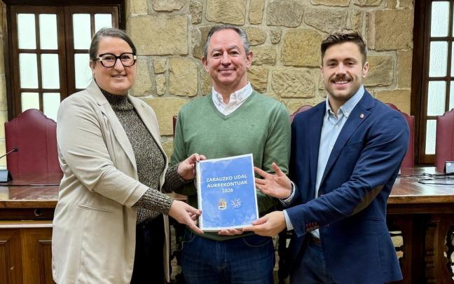 Garbiñe Oiarbide, Iker Basurko e Inaxio Illarramendi en el salón de plenos del ayuntamiento.