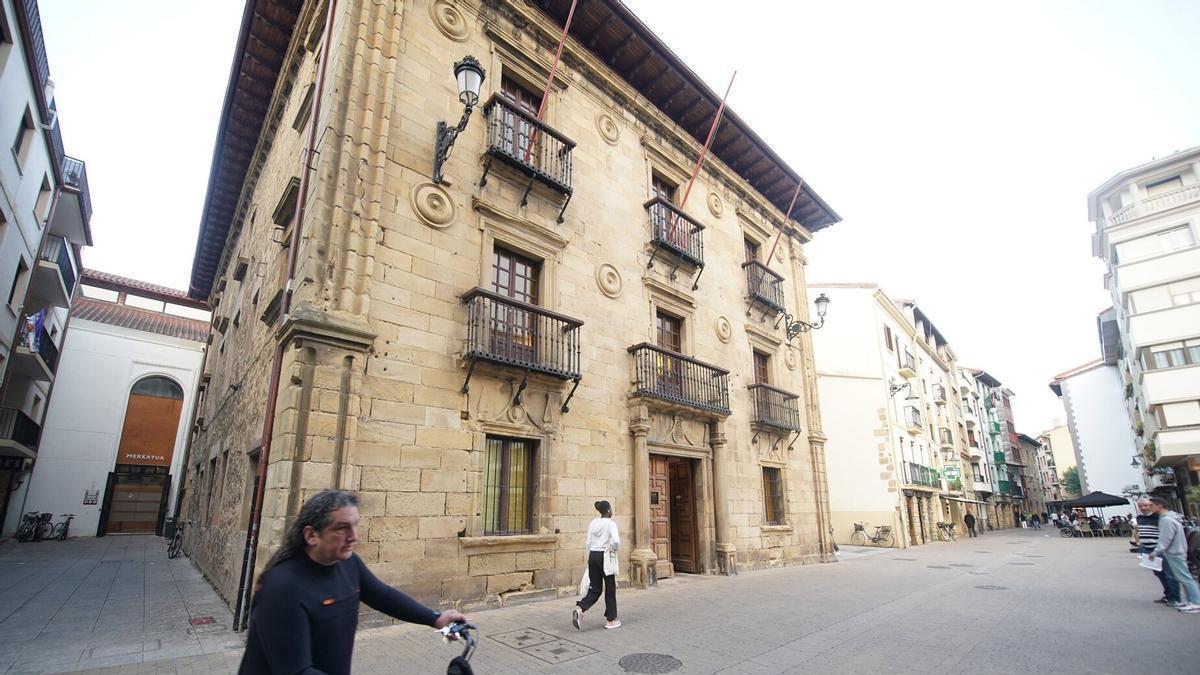 Exterior del ayuntamiento de Zarautz.