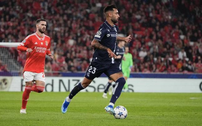 Brais Méndez, en un lance del partido ante el Benfica. / R.S.