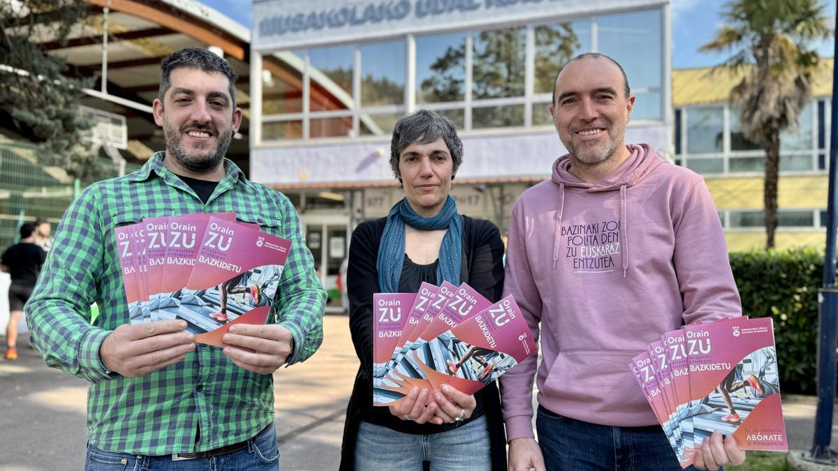 El edil de Deportes, Mikel San Miguel, la técnica Miriam García y el técnico Iñigo Ezkibel muestran los folletos que se buzonearán.