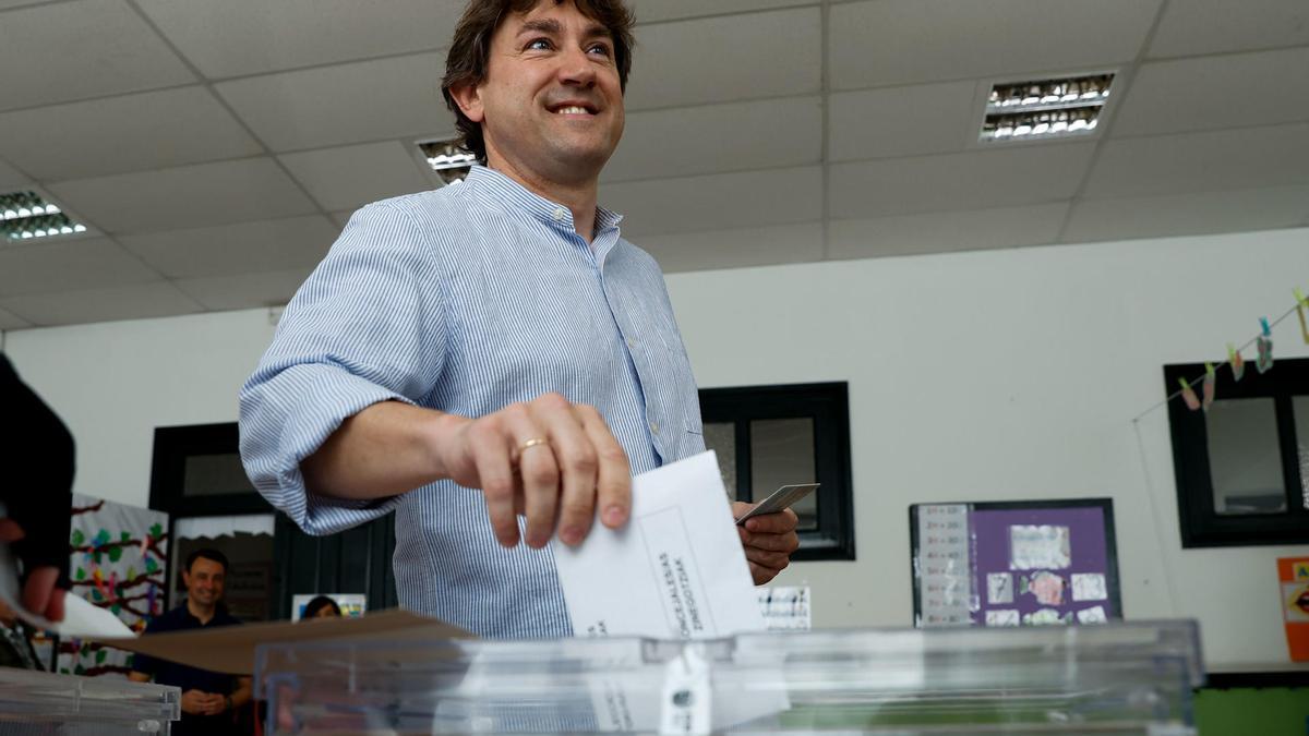 El secretario general de los socialistas vascos, Eneko Andueza, depositando su voto