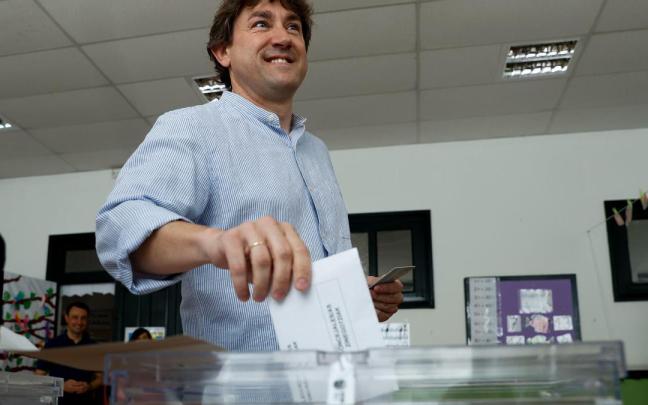 El secretario general de los socialistas vascos, Eneko Andueza, depositando su voto El secretario general de los socialistas vascos, Eneko Andueza, depositando su voto