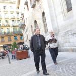 El obispo Joseba Segura junto al cura jubilado Josu López Villava con quien ofició el acto religioso comunitario celebrado en la catedral de Santiago