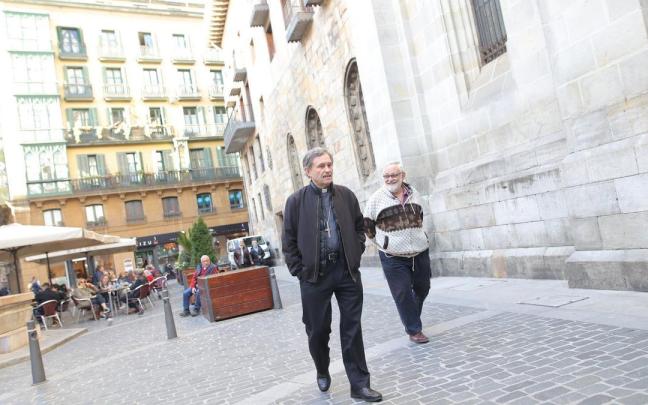 El obispo Joseba Segura junto al cura jubilado Josu López Villava con quien ofició el acto religioso comunitario celebrado en la catedral de Santiago