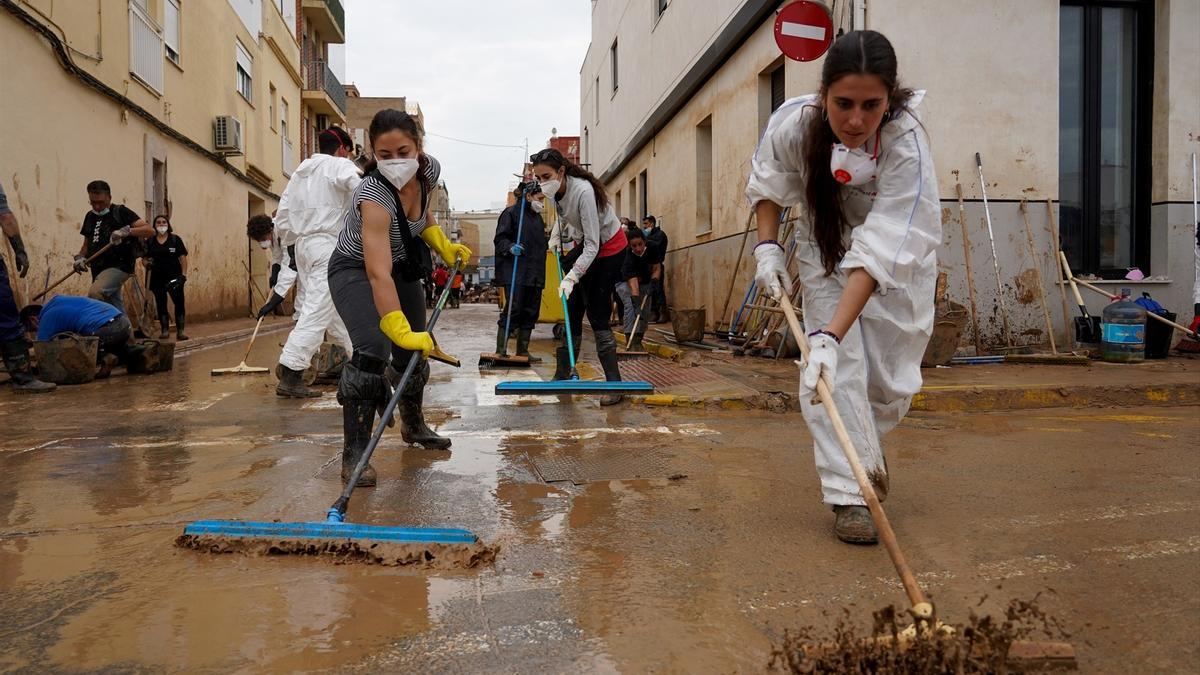 Valencia sigue retirando lodo y buscando desaparecidos.