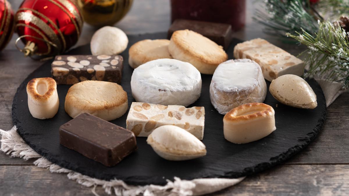 Una bandeja con típicos dulces navideños.
